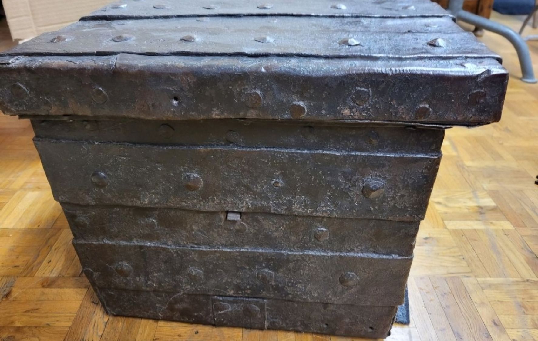 Truhen: eisen truhe museal – Gebraucht aus Schwellbrunn von Omega-alpha 6