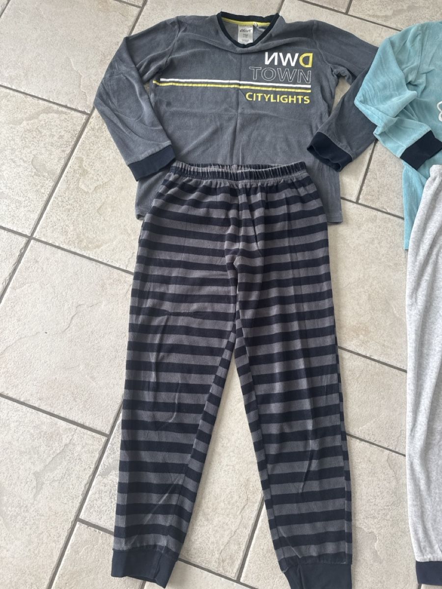 Pyjamas & Ähnliches: 2 Warmes Pyjama Gr.152 – Gebraucht aus Waltenschwil von lina-04 4