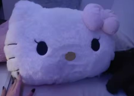 Coussin Hello Kitty tout doux - parfait pour cocooner!