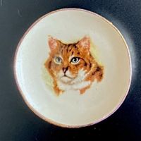 Kleiner Porzellanteller (Katze, r/w) f/Puppenstuben. NP 6.5
