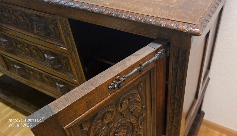 Commodes: Sideboard Holz mit Schnitzereien, gebraucht. – D'occasion à Binningen par Gorenmat 1