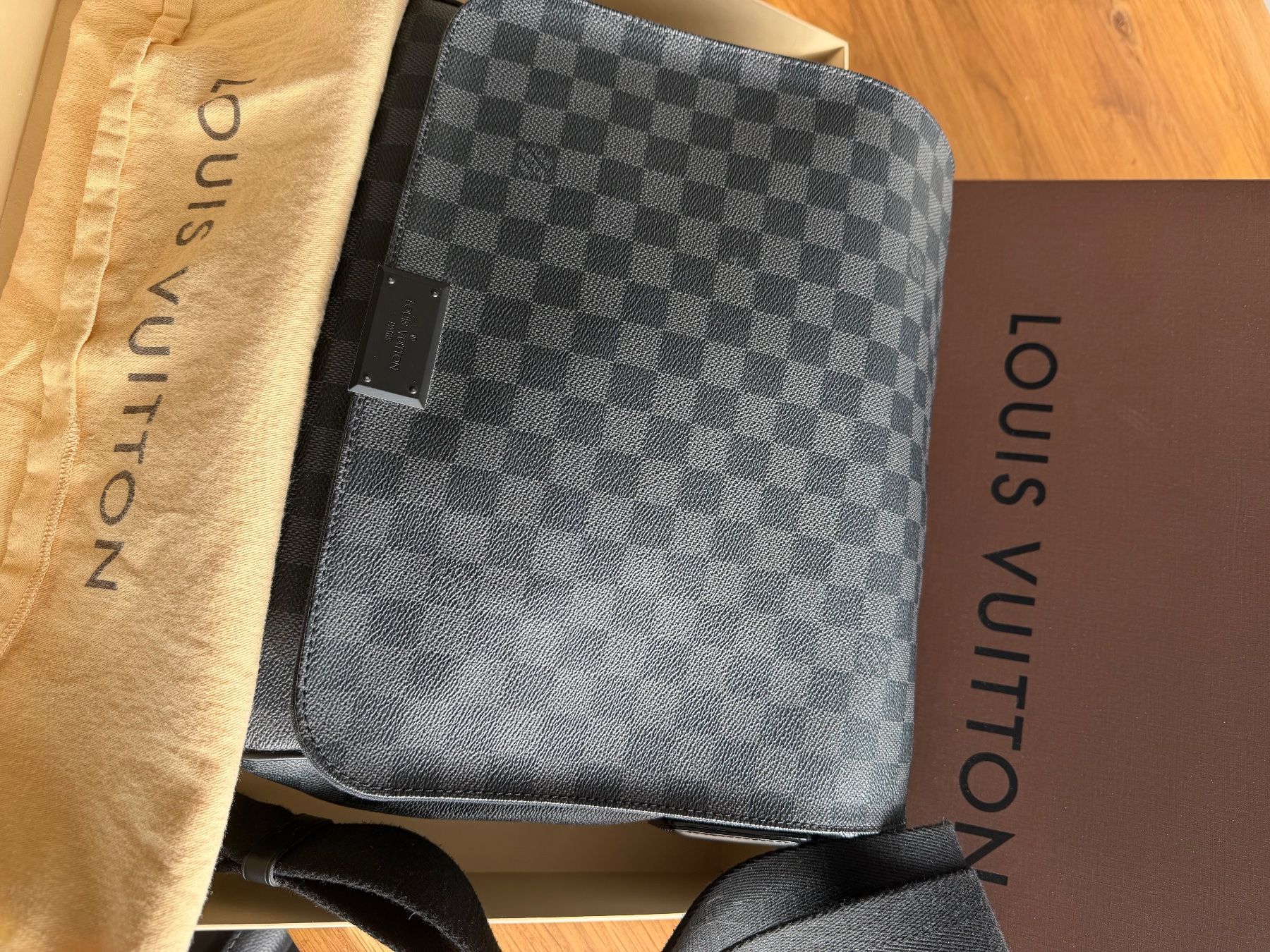 Louis Vuitton Sacs: Louis Vuitton Men’s District PM Graphite - Excellent Shape! – D'occasion à Willerzell par obladi82 1