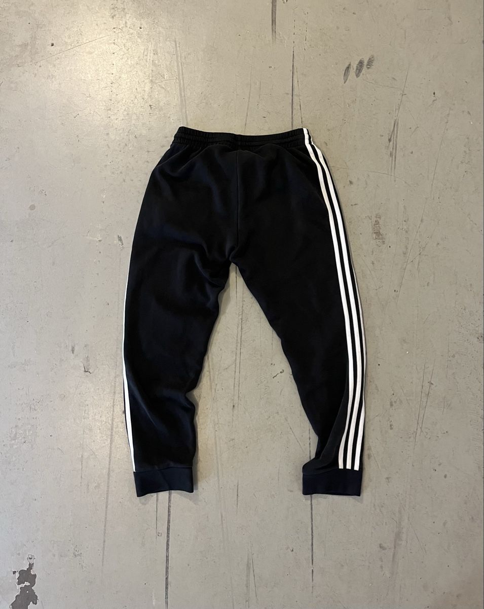 Adidas Pantaloni: Manchester United Trainerhose 2024 – Usato da Mönchaltorf venduto da Rofi7 1