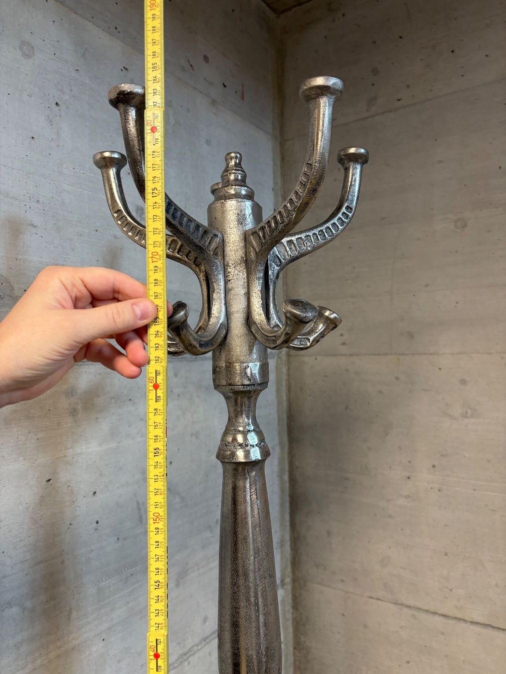 Garderobe: Kleiderständer, silberfarben Metall gebraucht – Gebraucht aus Schwyz von Aarwen 1