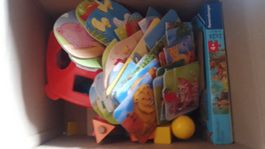 Schachtel voller Spielwaren( viele Puzzle)