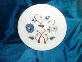 assiette de décoration en marqueterie de pierres dans marbre