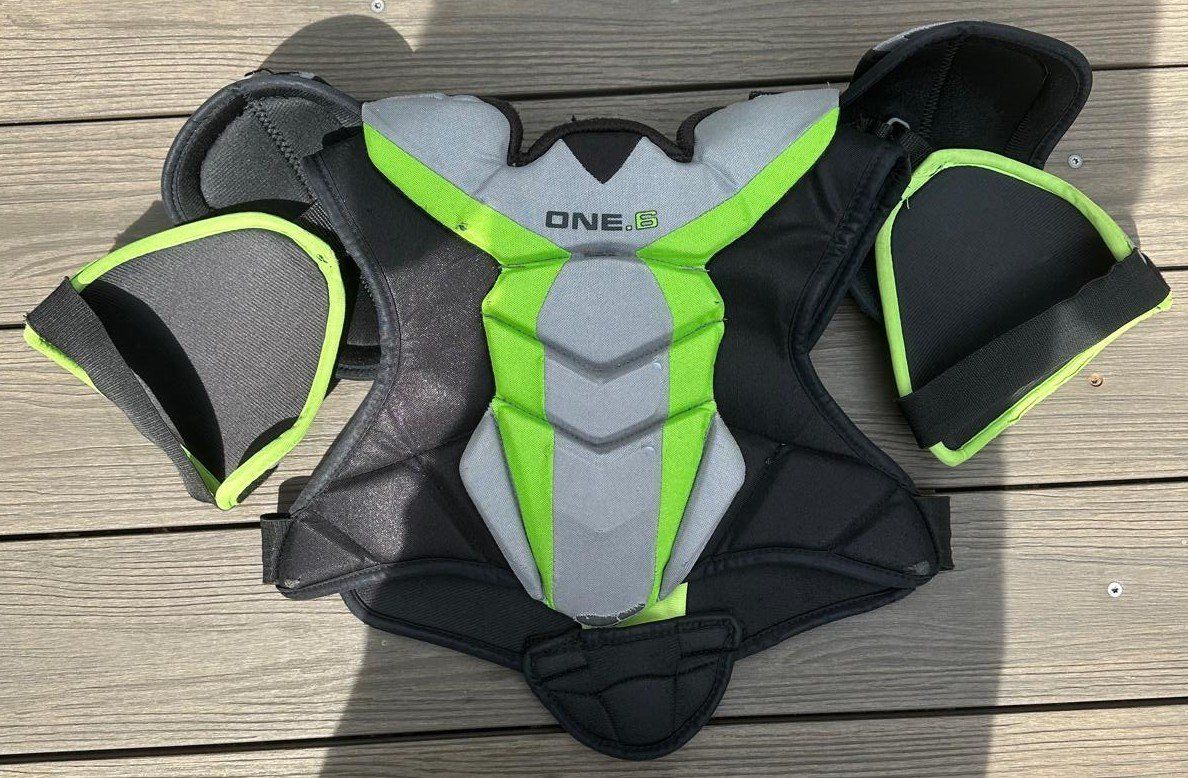 Bauer Protections: BAUER One.6 Schulterschutz JR – D'occasion à Langenthal par Steinadler129 1