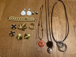 Modeschmuck Konvolut: Ketten, Ohrringe, Armband
