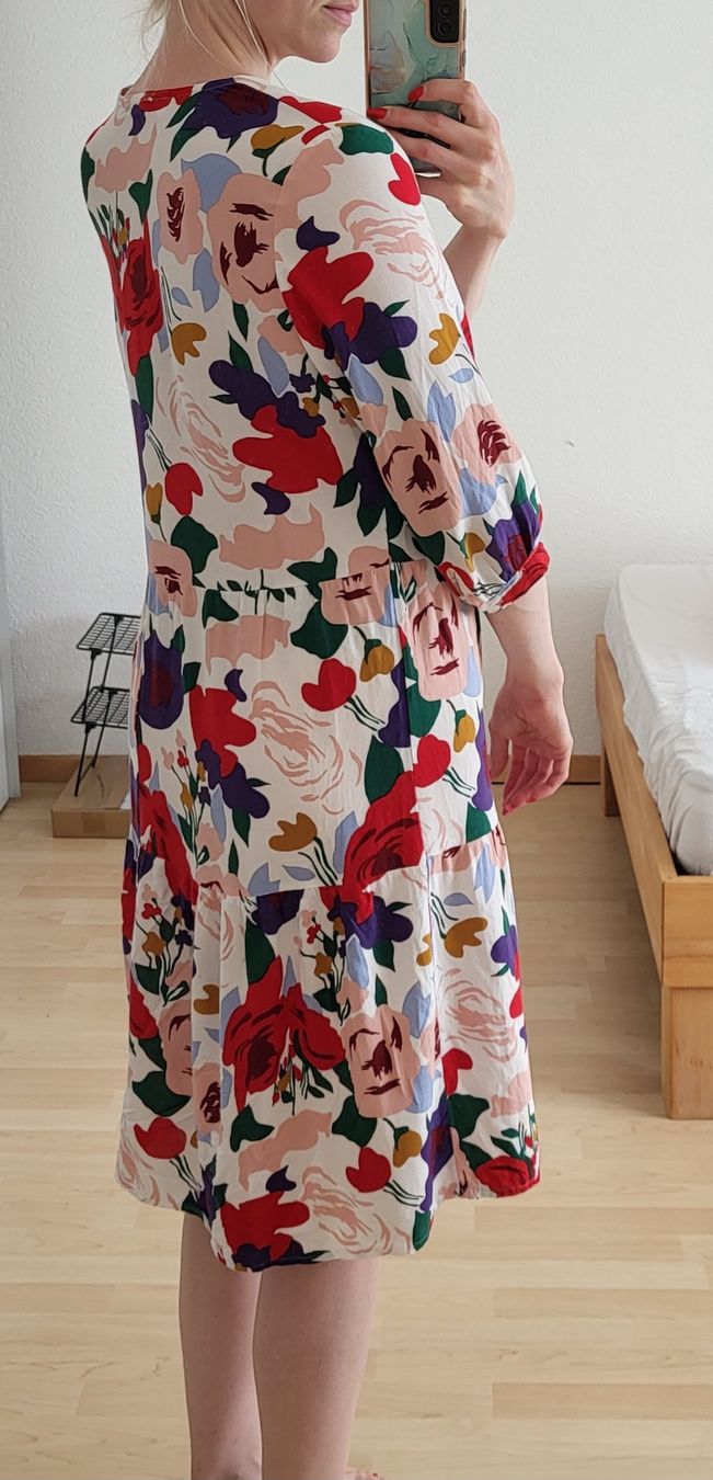 Kleider: Sommerliches Blumenkleid Grösse M – Gebraucht aus Steffisburg von esneusdaheime 1