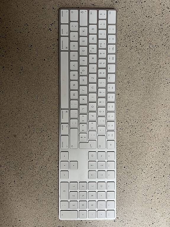 Tastiere: Apple Tastatur Magic Keyboard mit ziffernblock – Usato da Dübendorf venduto da kma_vl8m