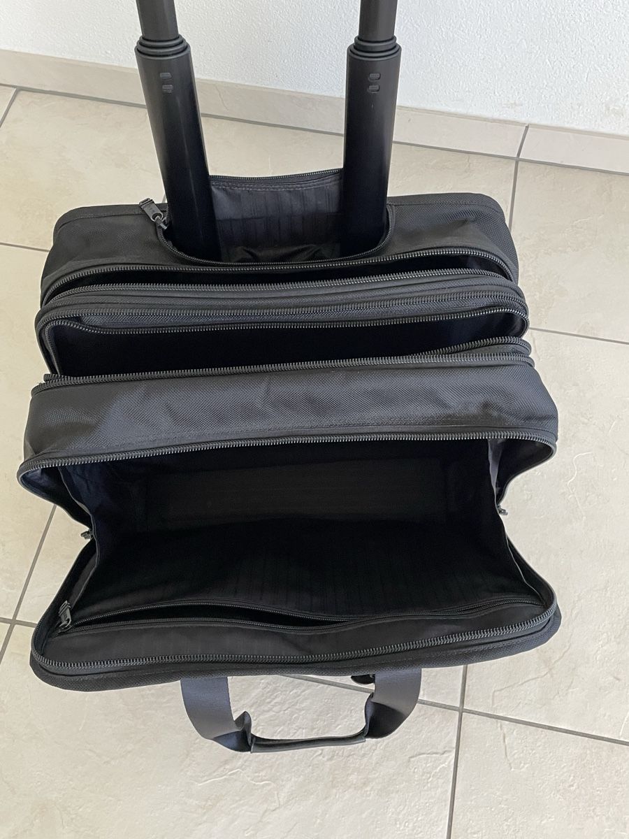 Tumi Valigie & Borse: TUMI Aktentasche / Handgepäck auf Rollen – Usato da Richterswil venduto da Prangins9 6