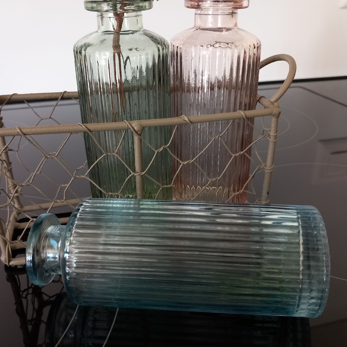 Vasi & Recipienti: Drei Farbige Fläschli Väseli, Glas, Körbli – Nuovo (secondo la descrizione) da Aegerten venduto da gismolini 1