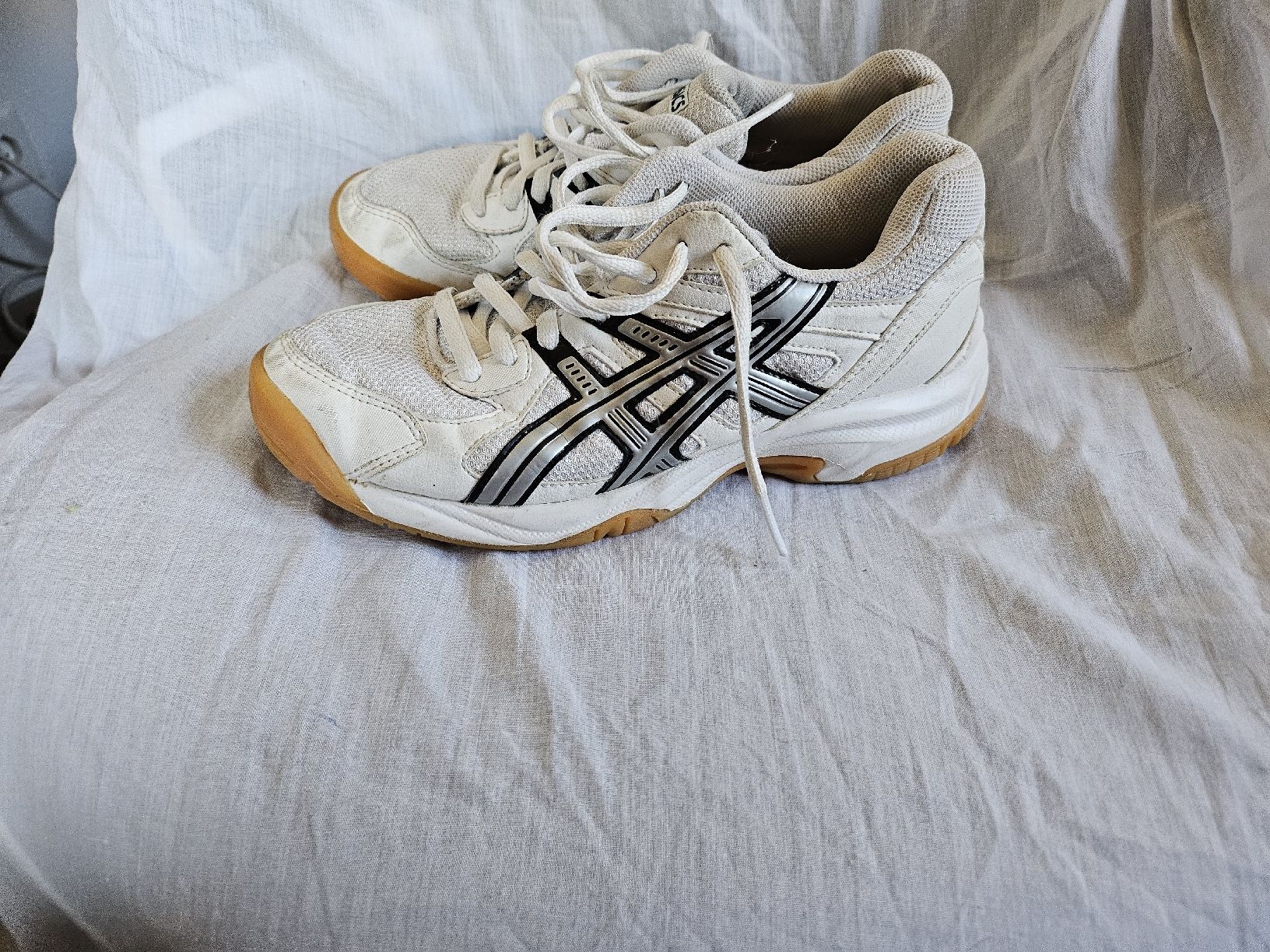 Schuhe für Jungen: Chaussures de sport Asics pointure 35 – Gebraucht aus La Joux FR von car_ck96 1