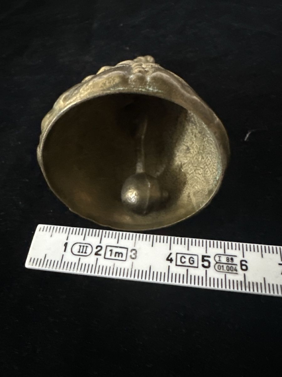 Cloches & sonnailles: Antike Glocke Messing Dame Vintage Deko Glockenfigur – D'occasion à Zürich par Chaeffeler 3