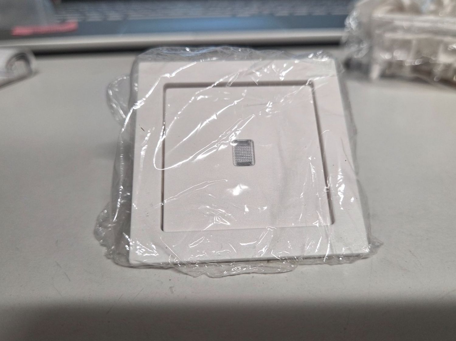 Hager Interruttori: Hager Druckschalter Frontplatte mit Linse Kallysto 60x60 – Nuovo e nell'imballaggio originale da Zürich venduto da Alibaba1234
