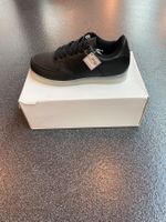POSTEN SNEAKERS    TOTAL 110 SCHUHE A FR. 7.50 PRO SCHUH