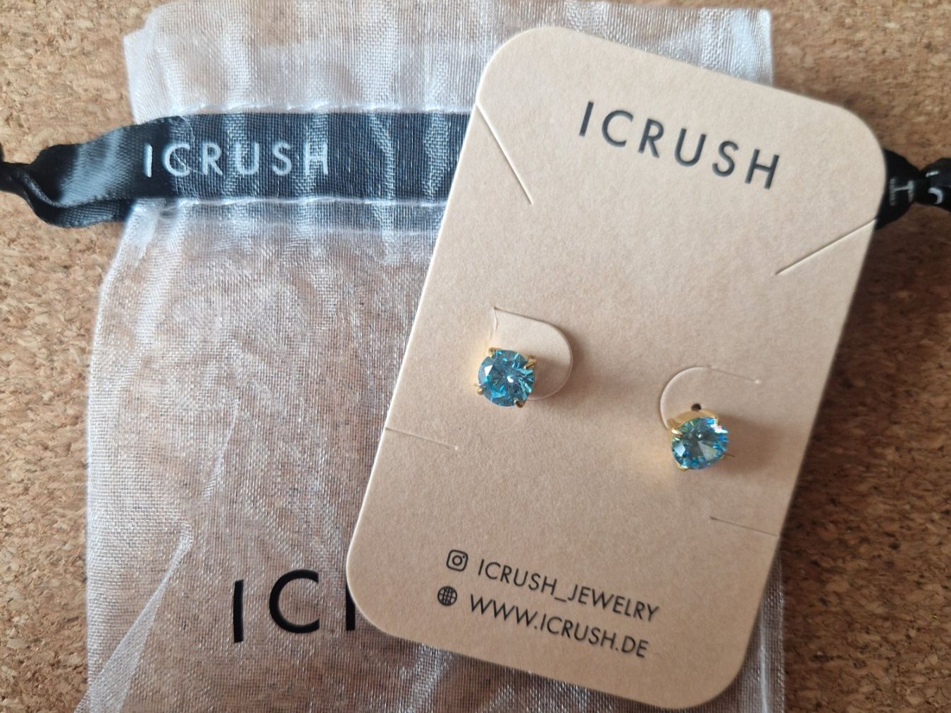 Orecchini pendenti & Orecchini a lobo: ICRUSH Ohrstecker, goldig mit hellblauem Stein, neu! – Nuovo e nell'imballaggio originale da Lungern venduto da jcj007