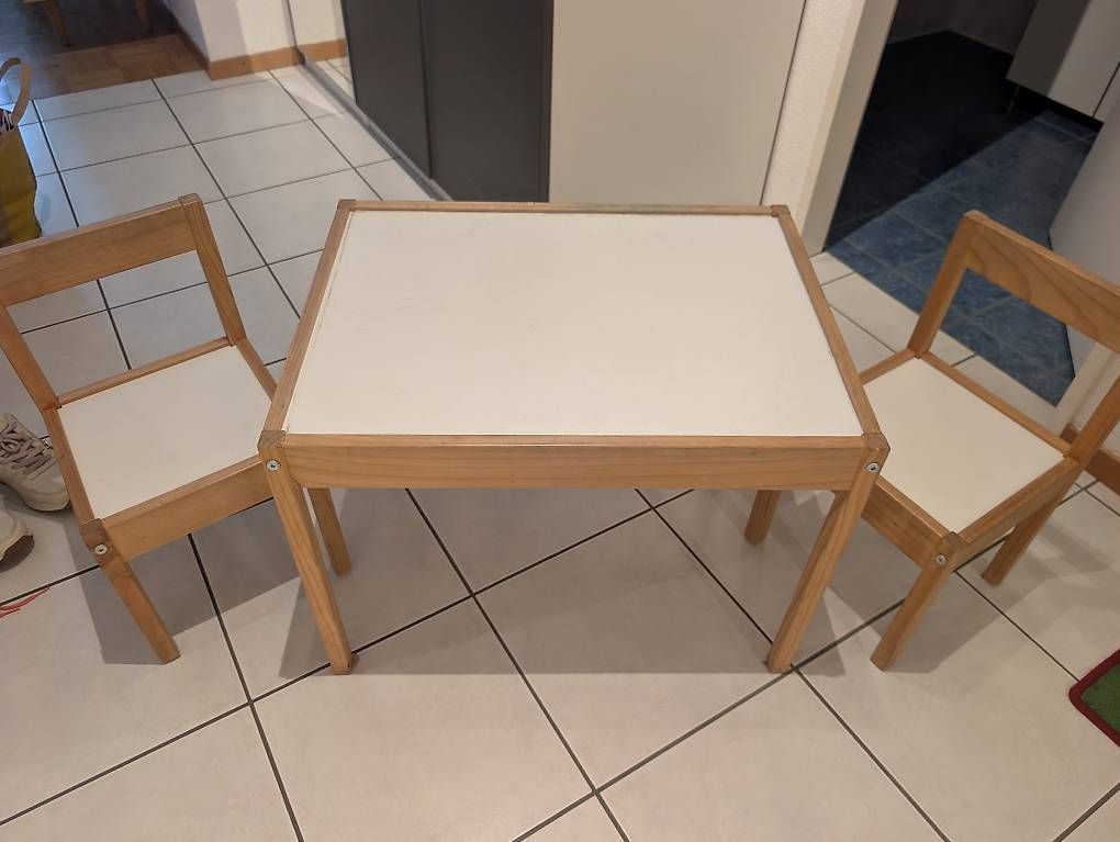 Ikea Tavoli: Table enfant IKEA LÄTT + 2 chaises – Usato da Lausanne venduto da Salafred