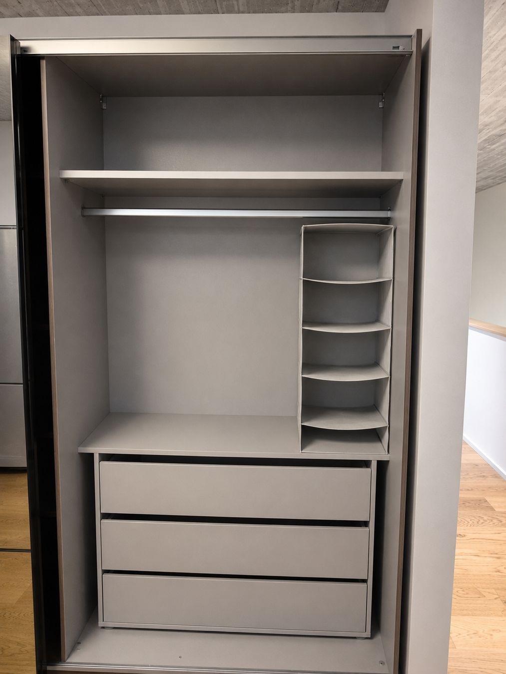 Schränke: Kleiderschrank mit Schwebetüren – Gebraucht aus Lichtensteig von Marcowettstein 2