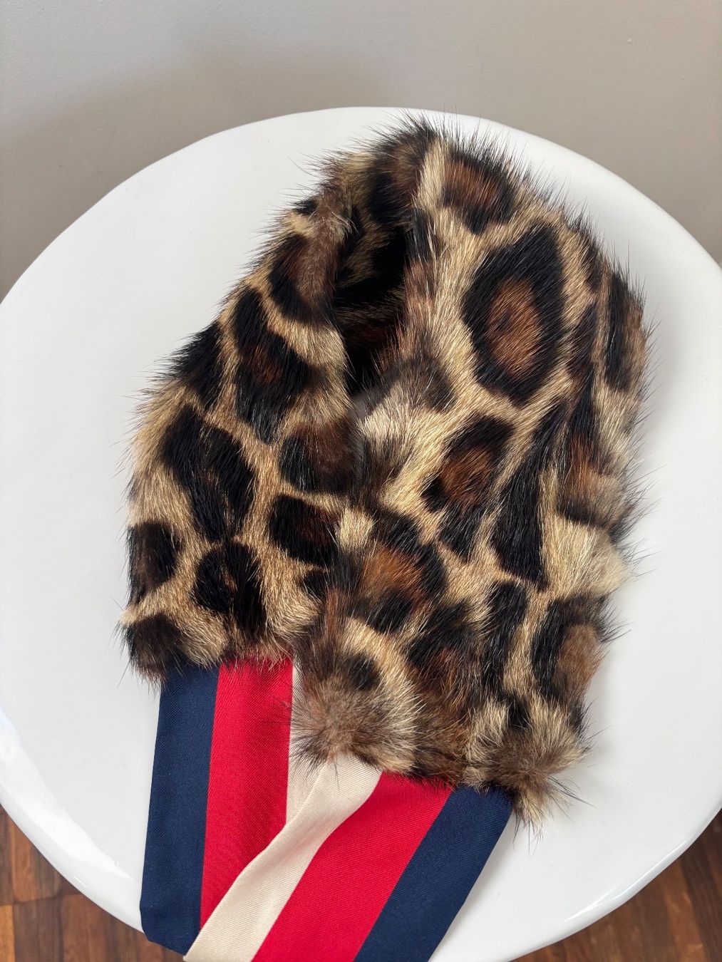 Gucci Foulard & Sciarpe: Gucci Schal Seide/Fell – Nuovo (secondo la descrizione) da Herrliberg venduto da mayfi 3