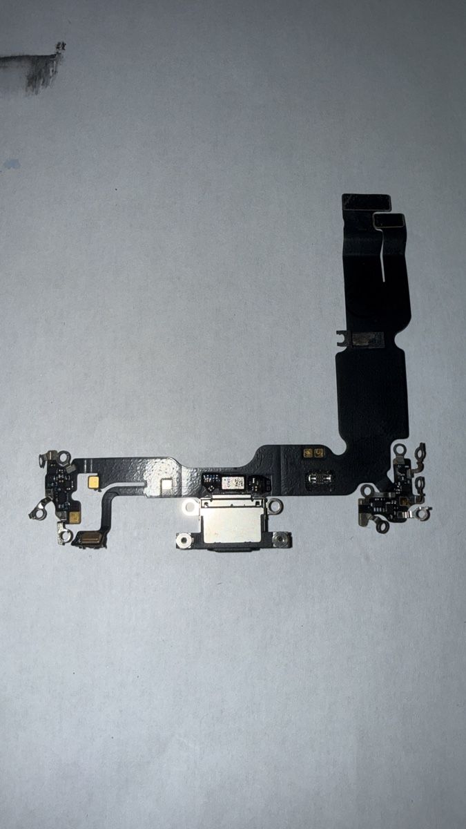 Apple Telefoni cellulari / Smartphones: Connecteur de charge iPhone 15 plus original Pièce détachée! – Nuovo e nell'imballaggio originale da Leukerbad venduto da mig_8bbp