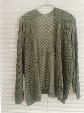 Jaquette crochet verte olive style chauve-souris 