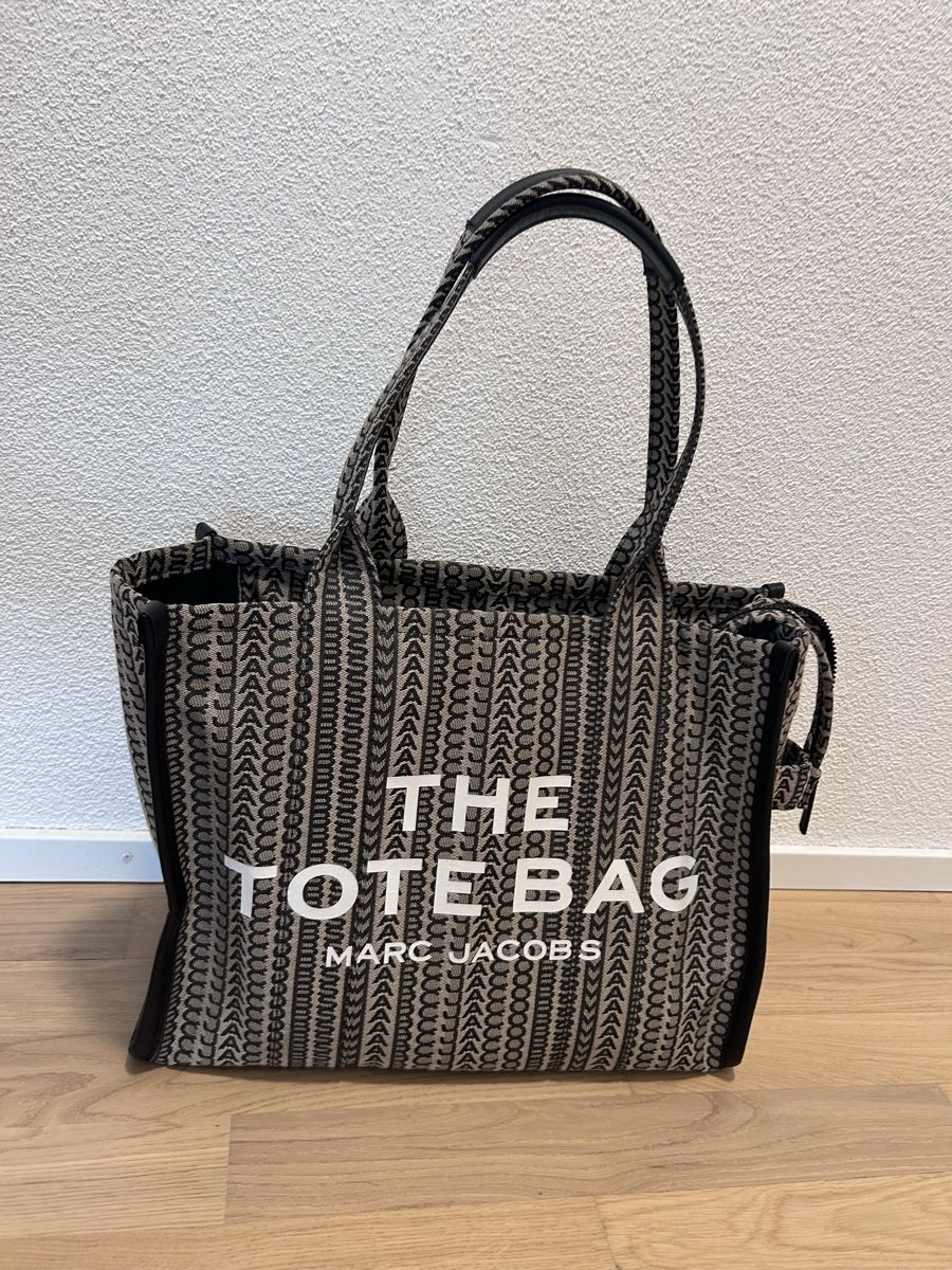 Marc Jacobs Sacs femmes: Marc Jacobs Monogram Tote Bag – D'occasion à Beromünster par plantie 3