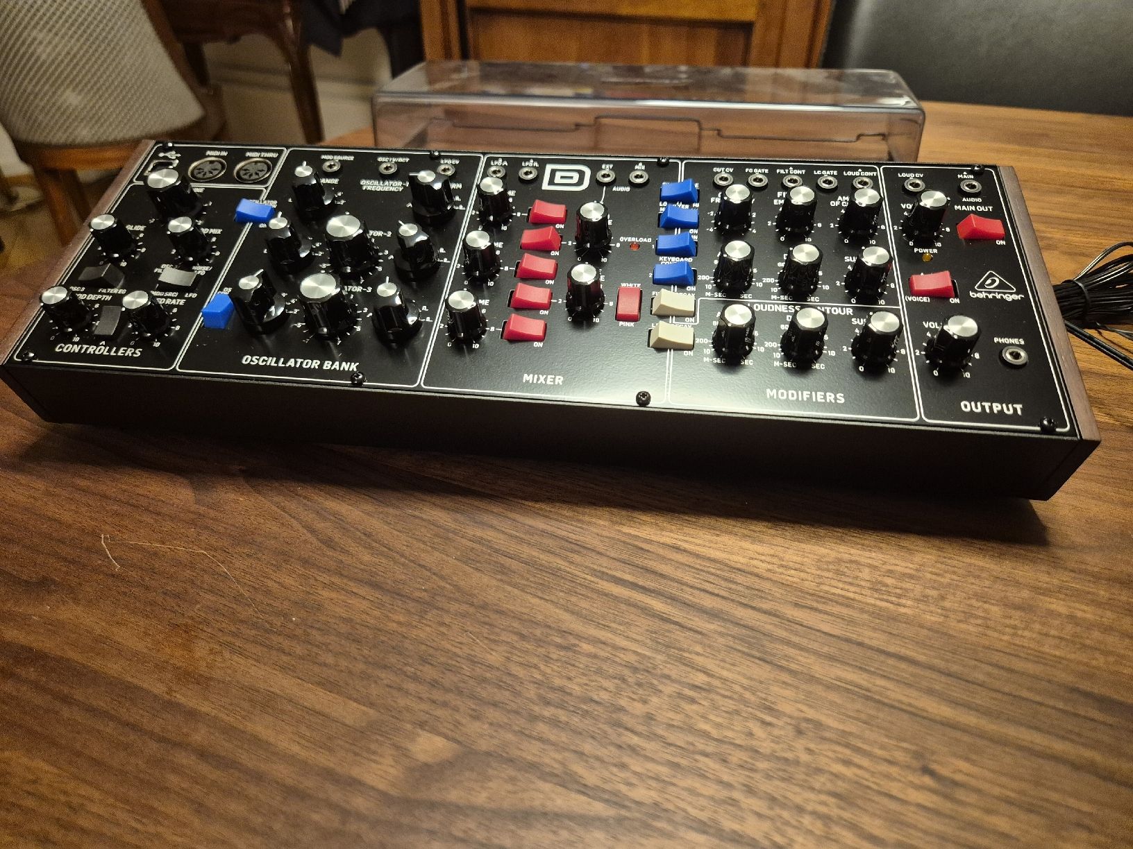 Behringer Strumenti musicali: Behringer Model D synthesizer like new & Decksaver – Nuovo (secondo la descrizione) da Lausanne venduto da sgo_vm6d 1