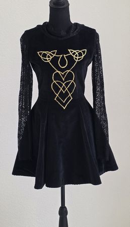 Irisches TanzKleid schwarz Samt Spitze goldene Stickerei