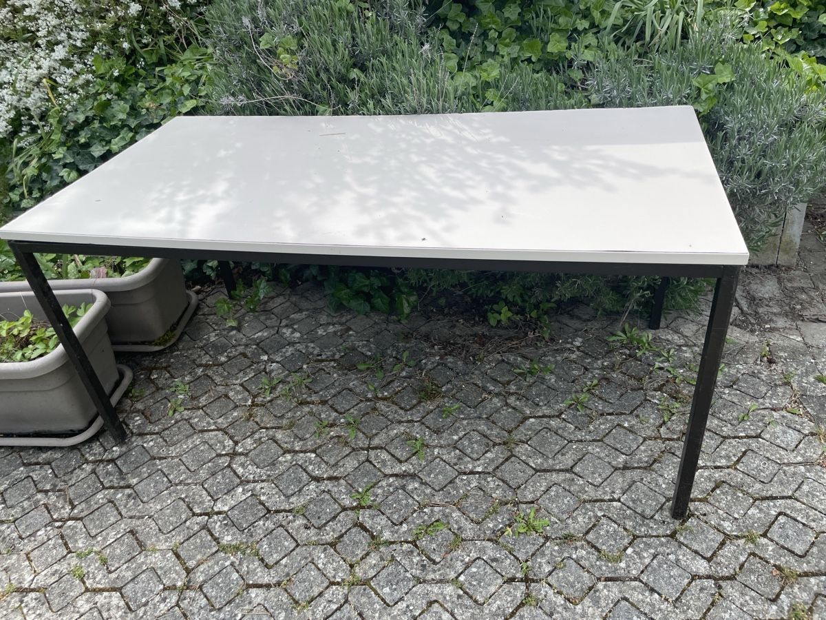 Scrivanie: GRATIS: gebrauchter Bürotisch mir Metallgestell – Usato da Berg TG venduto da Gianeja