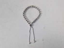 Verstellbares Armband aus silberfarbenen Perlen