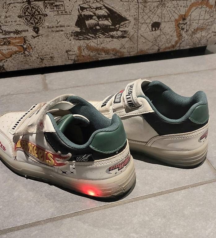 Scarpe per ragazzi: Neuwertige Kinder Sneaker Gr. 30 – Usato da Scherz venduto da milly.m 2
