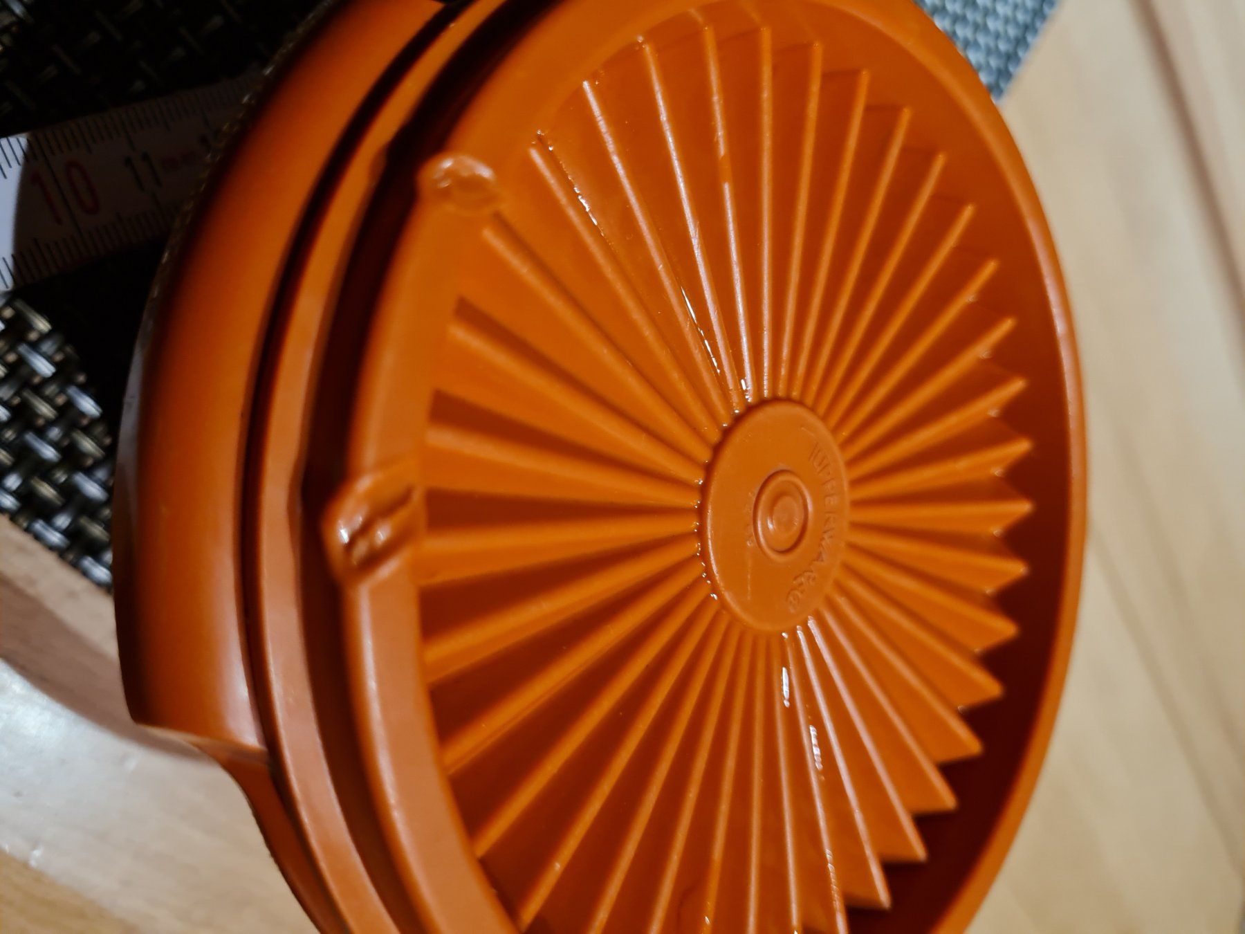 Tupperware Contenitori & Simili: Tupperware Behälter mit Deckel orange gebraucht – Usato da Münsingen venduto da Cuci31 3