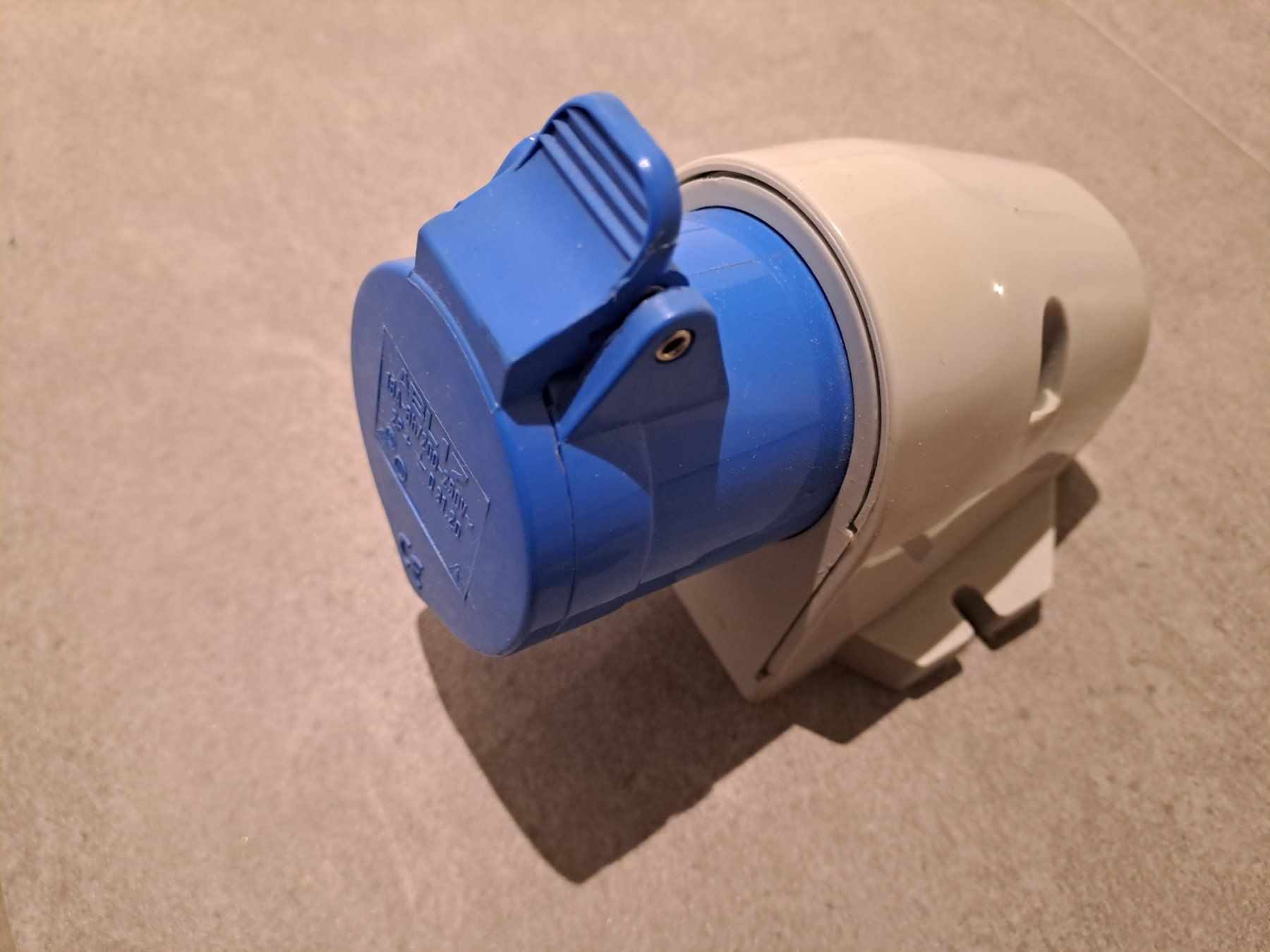 Fiches d'alim.: Steckdose CEE 16A 230V – D'occasion à Muri AG par toemi-5630