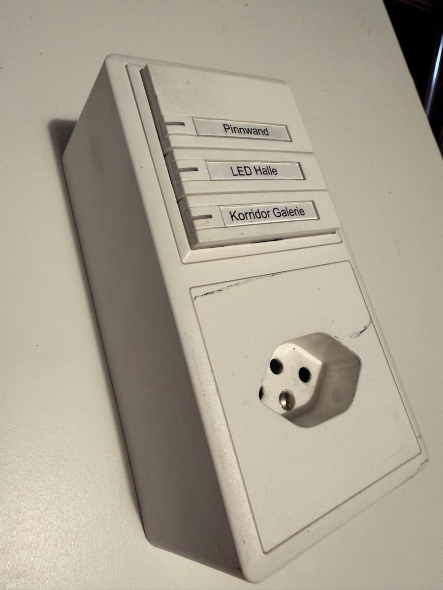 Feller Spine: KNX Haussteuerung Taster mit Steckdose  – Usato da Urtenen-Schönbühl venduto da daremare 1
