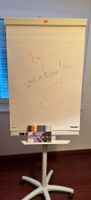 1 Nobo Flipchart mit Whiteboard auf Rollen mit Ersatzpapier