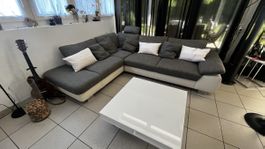 Ecksofa grau/weiss inkl. Tisch, Kissen & Kopfstützen