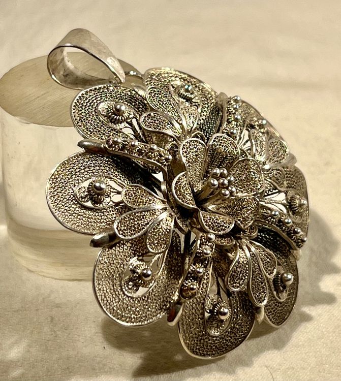 Broche vintage Art déco en argent sterling avec fleurs sculptées en améthyste et marcassite - France