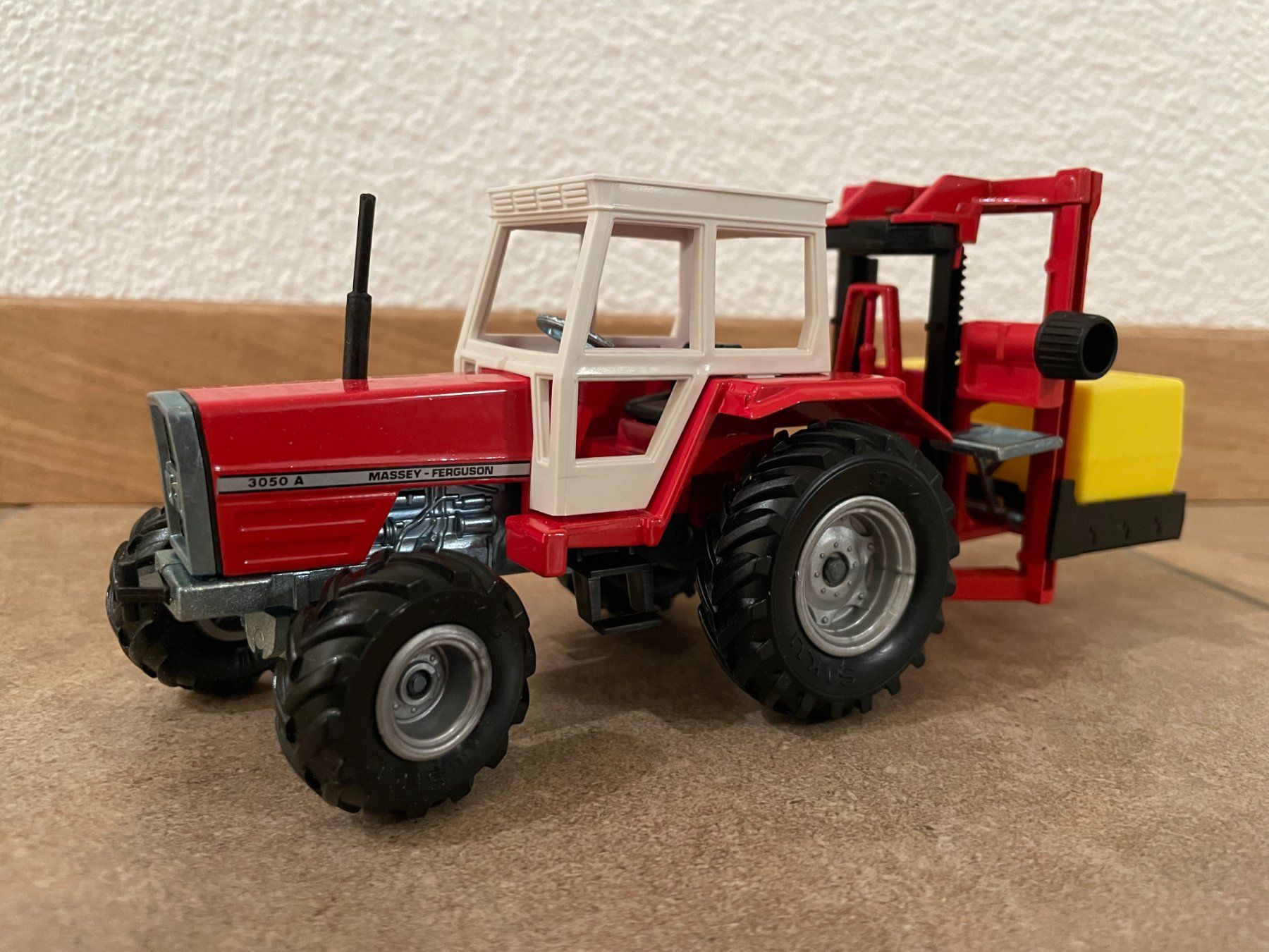 Massey Ferguson Tracteurs: SIKU Massey Ferguson 3050A mit Siloblockschneider – Neuf avec emballage d'origine à Kreuzlingen par Stefan1150