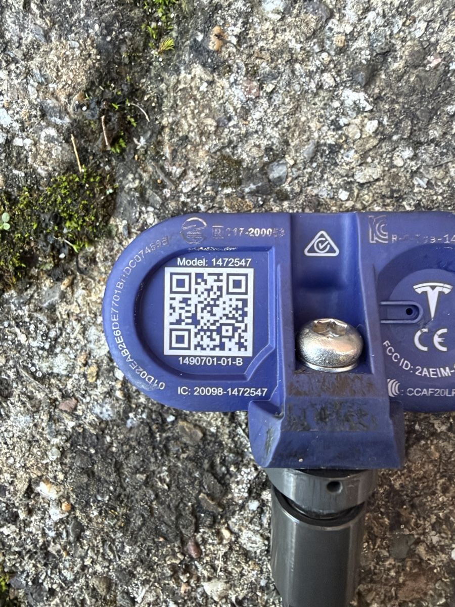 Tesla Tutti pezzi di ricambio auto: Tesla BLE  Reifendrucksensor gebraucht ab 45.- – Usato da Liestal venduto da forty-four_shop 1