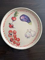Assiette en céramique faite et peinte à la main