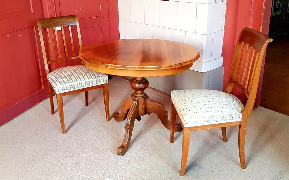 Antiker Tisch mit 2 Stühlen (rund, massiv, Nussbaum) (Gebraucht) in ...