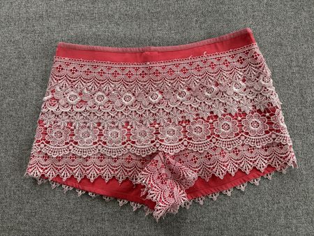 Wunderschöne Shorts von XTAREN Grösse XS.