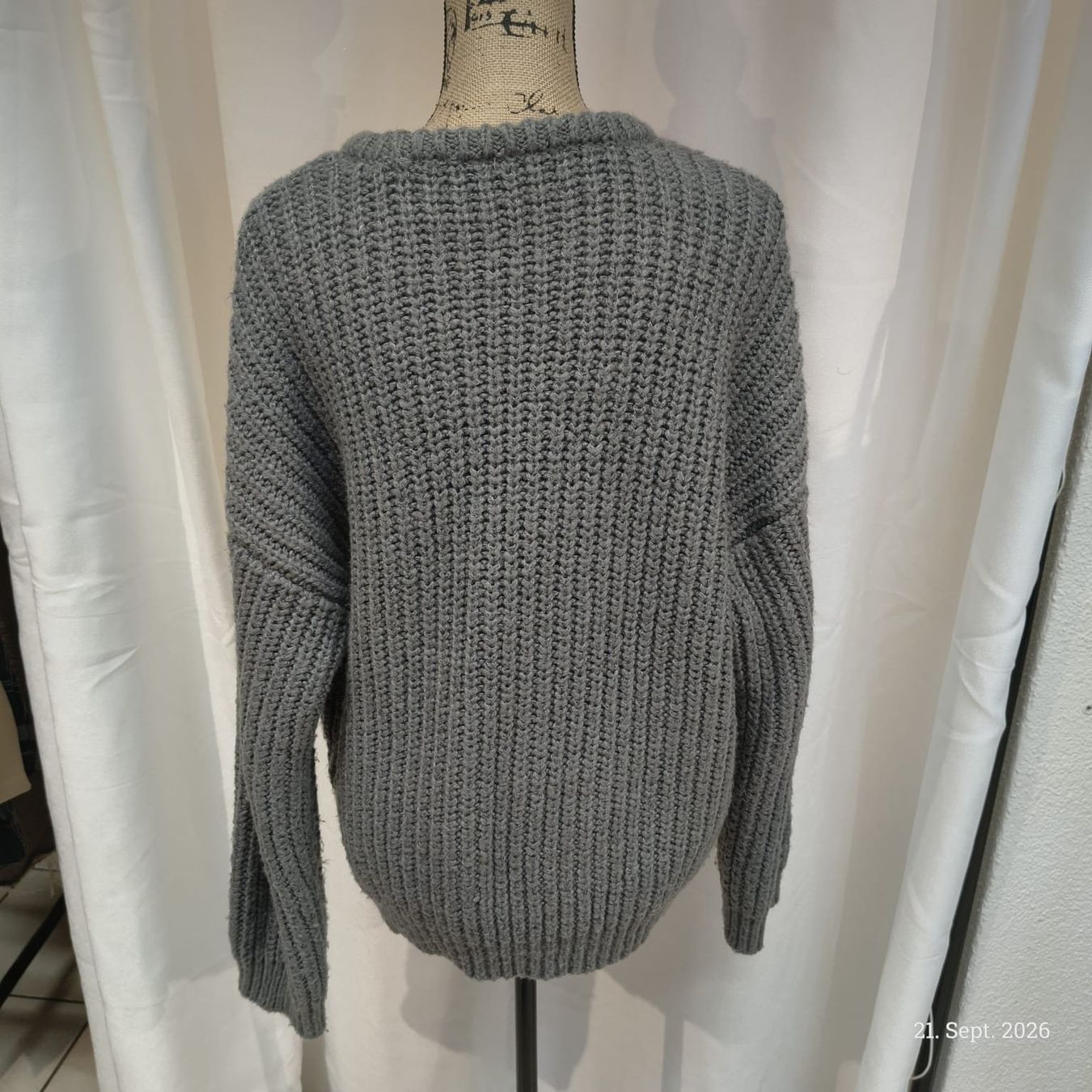 Maglioni & Felpe: Strickpullover grob grau Rundhals – Usato da Emmetten venduto da SecondhandSiska 1