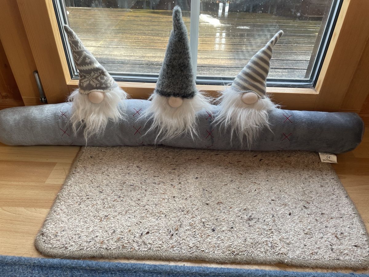 Tutte le decorazioni: Festive Gnomes Draft Stopper - Keep the Cold Out! – Nuovo (secondo la descrizione) da Buttikon SZ venduto da trzurigo