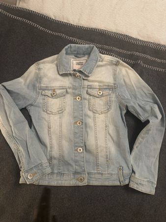 Coole Jeansjacke mit Sternen, Grösse 140, Top Zustand!