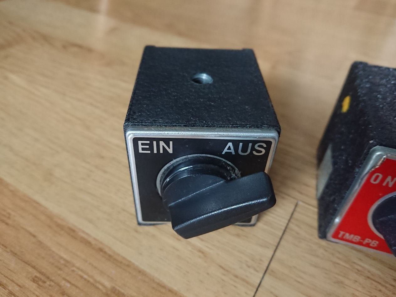 Supporti a parete: 3 Schaltbare Permanentmagnet-Halter mit hoher Haltekraft – Usato da Dübendorf venduto da Tenmoku 1
