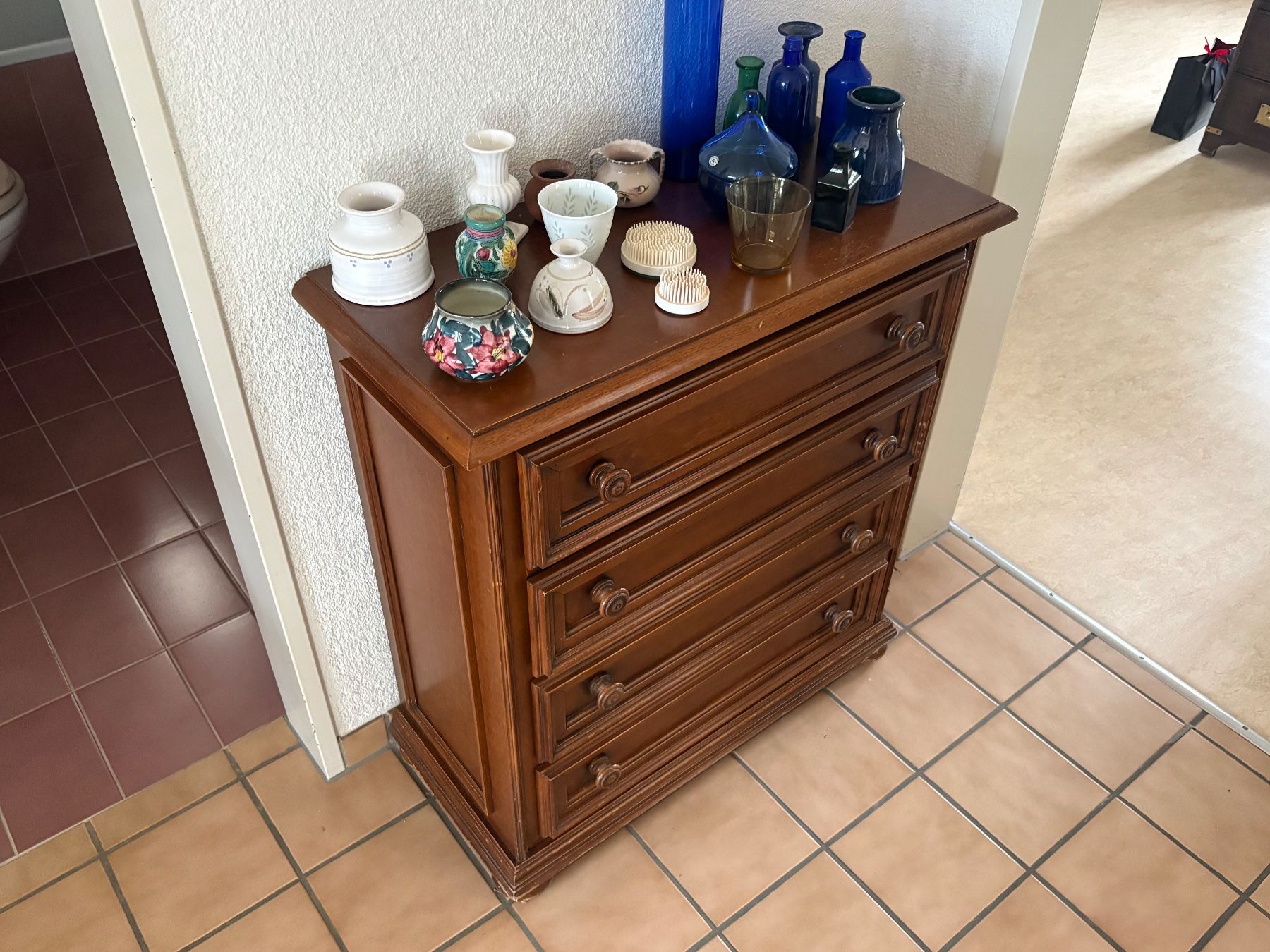 Kommoden: Kommode mit 4 Schubladen aus dunklem Holz – Gebraucht aus Frick von Rukki