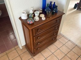 Kommode mit 4 Schubladen aus dunklem Holz
