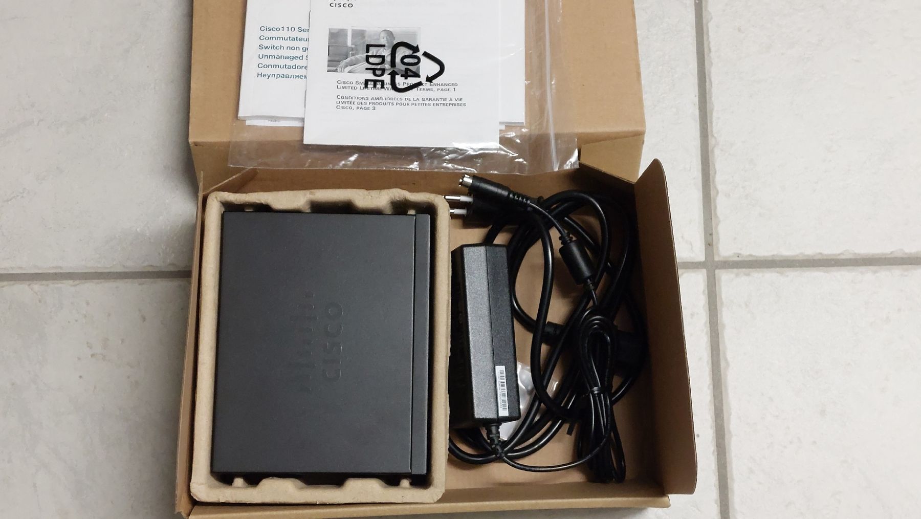 Cisco Hubs & Switches: 8 port PoE Switch Cisco, neu – Neu und originalverpackt aus Menziken von  1